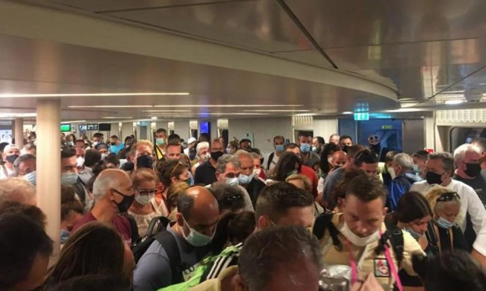 Κορονοϊός: Αίγινα – Πειραιάς με ένα πλοίο «φίσκα» στον κόσμο και ελέγχους ούτε για αστείο